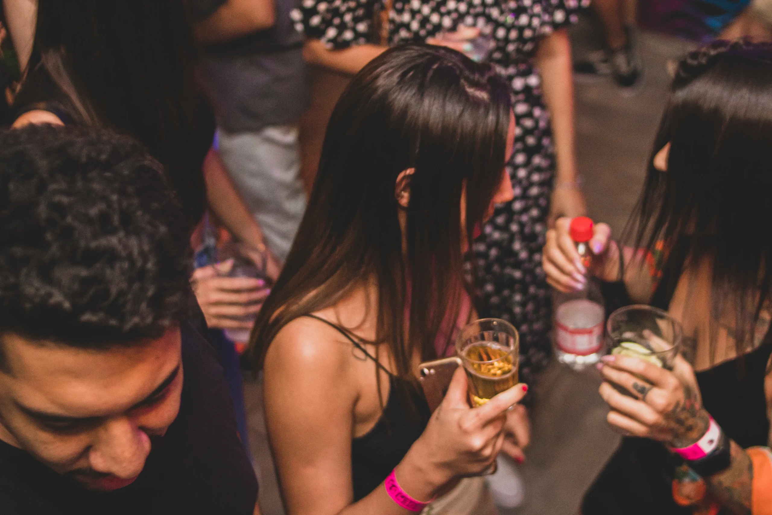 ギャラ飲みとは？高額報酬の仕組みと危険な落とし穴を現場取材で徹底解剖