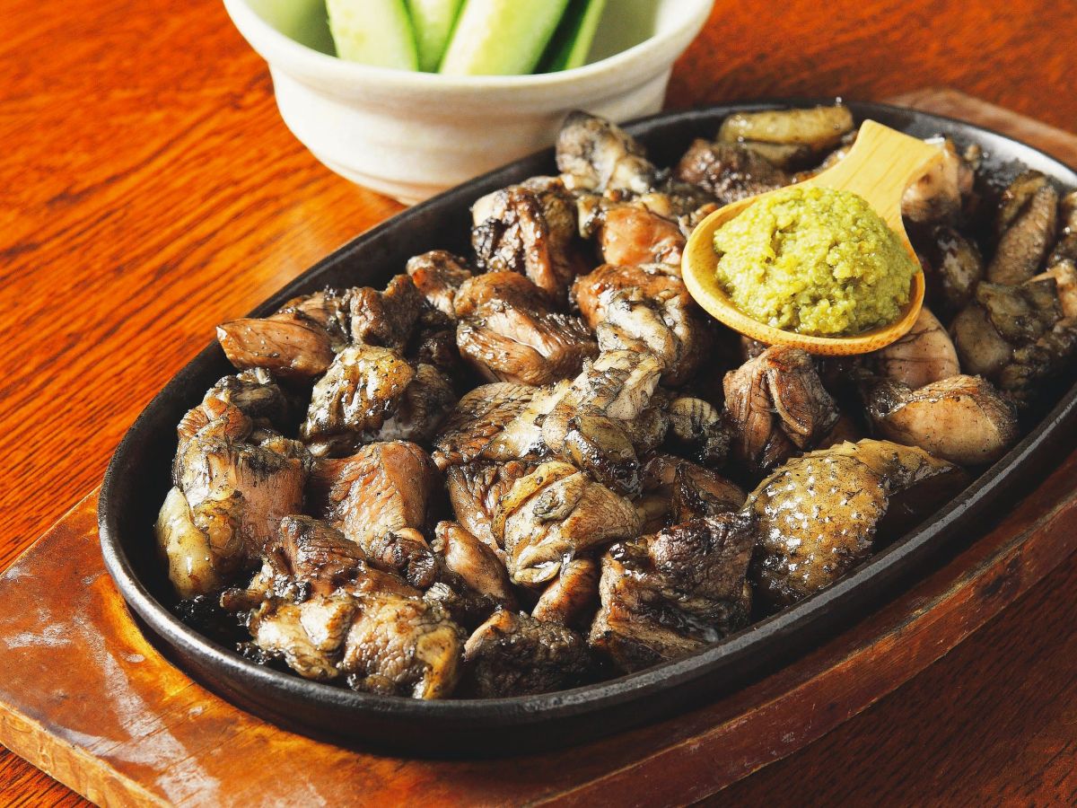【2026年最新】黒い炎が生み出す至高の旨味！本場「宮崎 焼き鳥」が世界中の美食家を狂わせる理由と現地で絶対訪れるべき名店ルポ