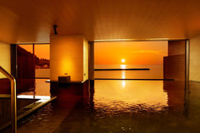 西伊豆の夕日に染まる特等席へ。大 江戸 温泉 物語 土肥 マリン ホテルが今、旅慣れた大人たちを惹きつける理由