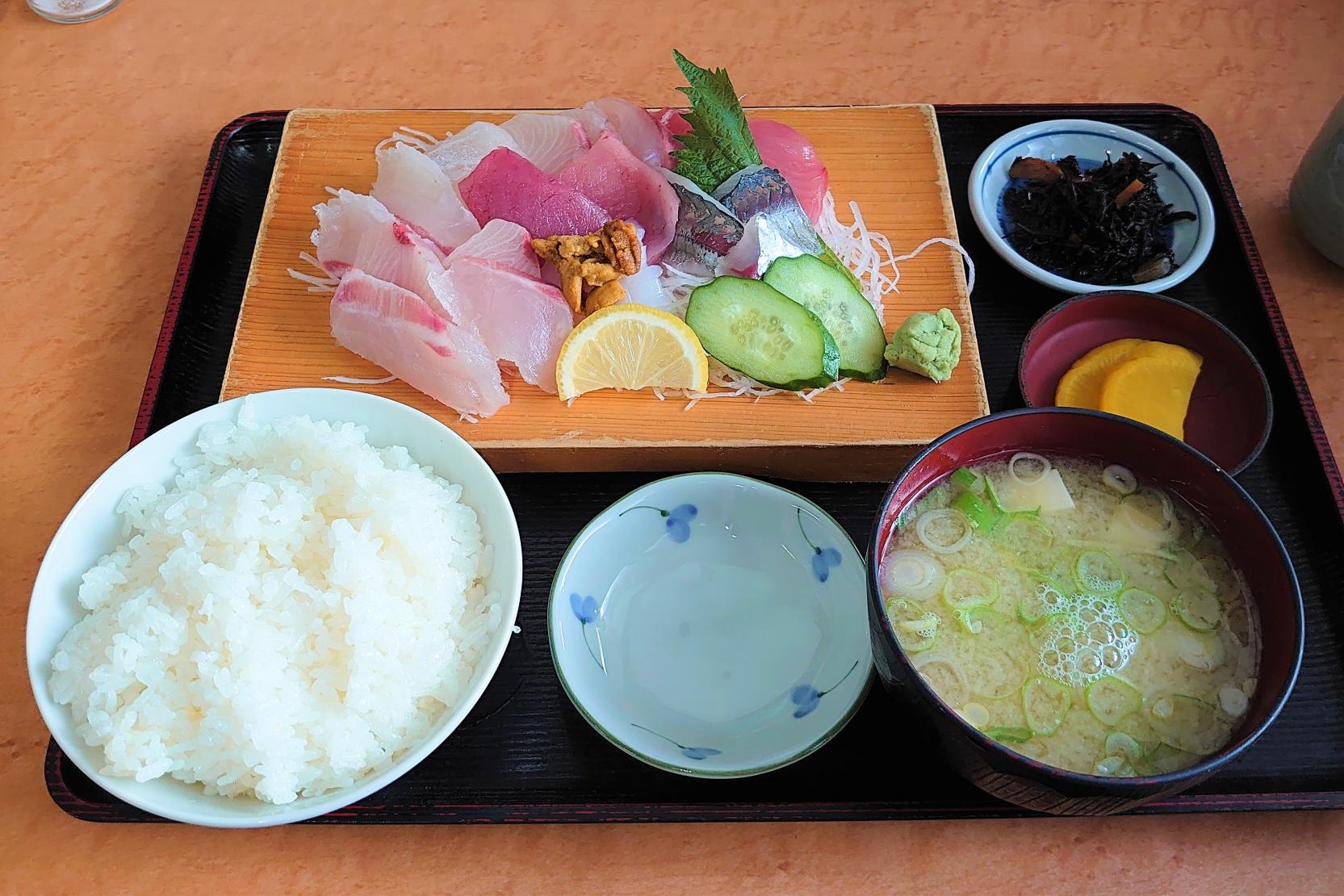 朝5時の競り声と海鮮の香り——「市場 食堂 城南 店」が2026年の食卓を熱く沸かせる理由