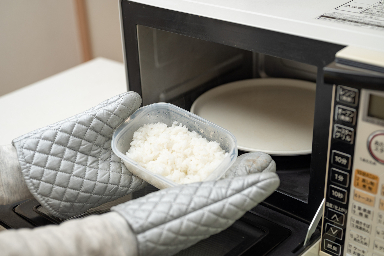 冷凍ご飯の解凍は2段階温めで激変！パサパサ・べちゃつきを防ぐ究極技