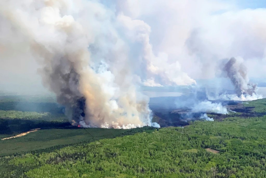 【現地報告】カナダ山火事が地球を飲み込む日：2026年、北米の黒い煙が日本の日常まで脅かし始めた現実