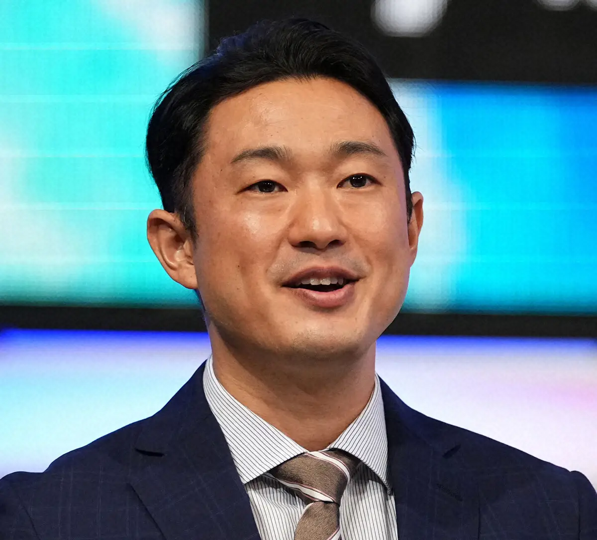 テレ朝・野上慎平アナの現在！妻・八木麻紗子との夫婦仲や実況の評判