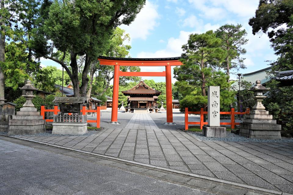 しだれ梅と椿が紡ぐ圧巻の絶景。なぜ今、京都「城南宮」に大人の旅行者が押し寄せるのか【2026年現地レポ】