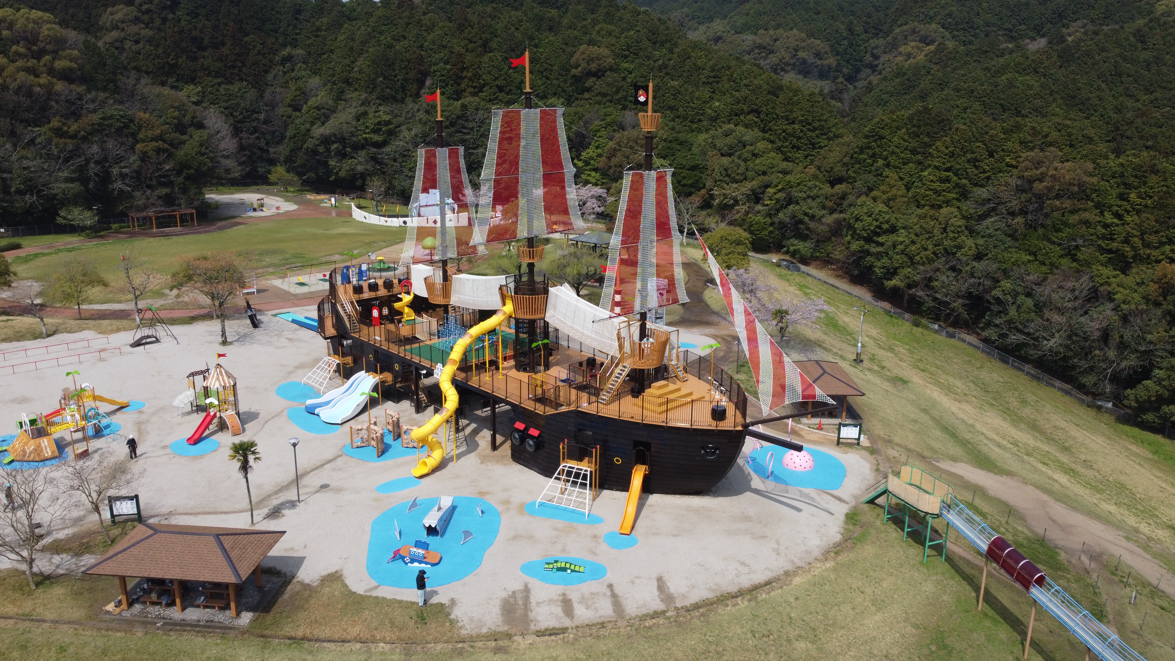 巨大海賊船で大冒険！筑紫野市の絶景スライダーと穴場混雑回避術