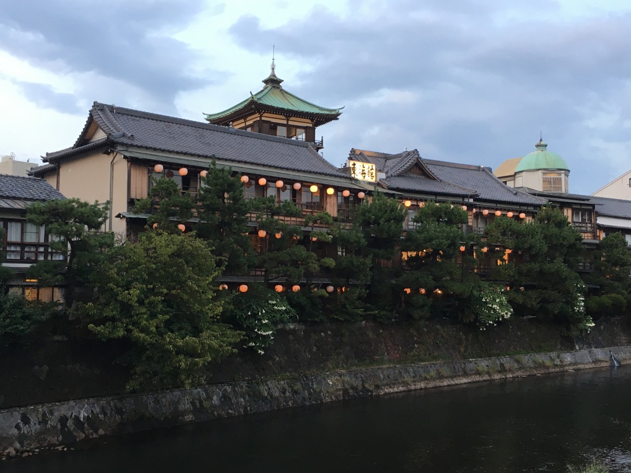 伊東温泉の象徴「東海館」昭和レトロな木造建築美と秘められた歴史