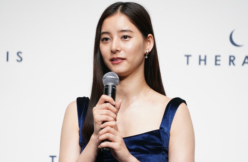 信仰報道から9年、新木優子が体現する「タレントの信仰」とエンタメ界の現在地