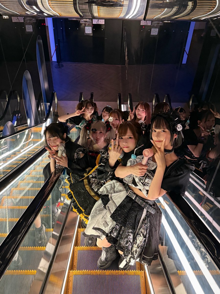昭和の百貨店を彩ったエスカレーターガール！消えた理由と歴史の真相
