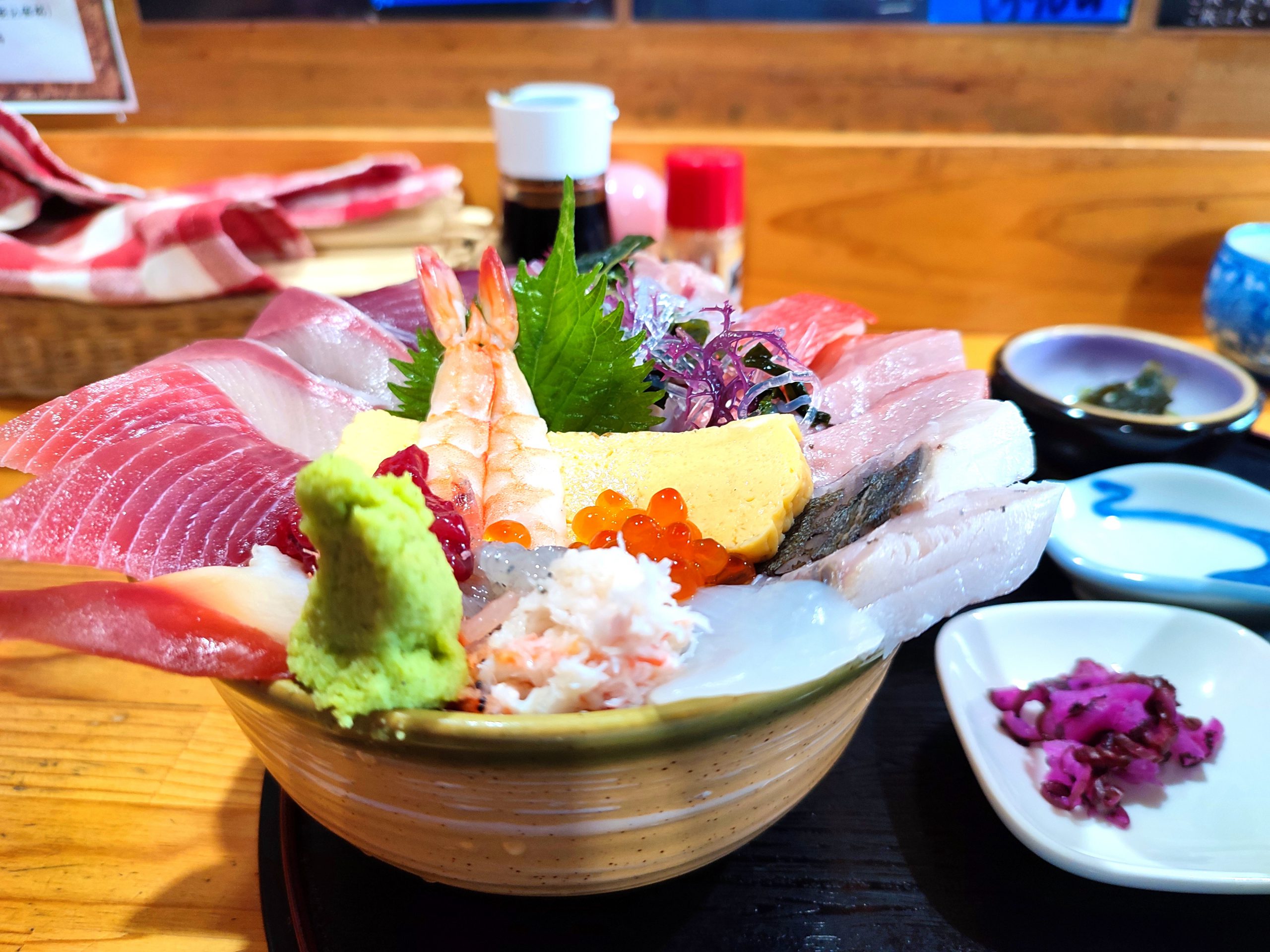 2026年最新：海なし県で起こる究極の「市場めし」現象！『魚 市場 食堂 平 の 屋』が放つ圧倒的鮮度と大行列の正体