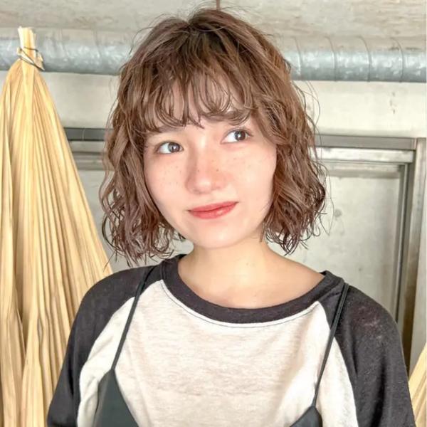 2026年、なぜ街の女性たちは「ボブ髪」に熱狂するのか？空前の進化を遂げた最新パーマ技術と「朝の3分革命」の全貌