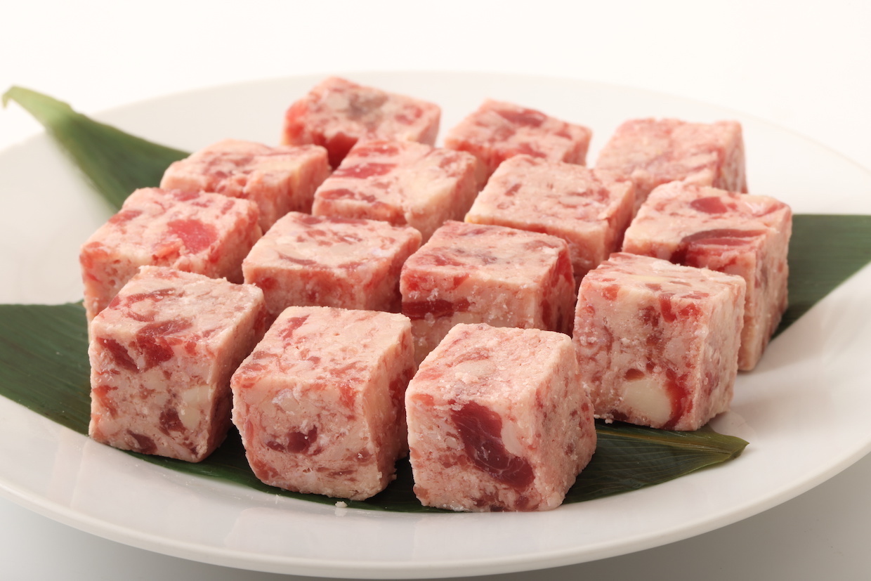 「安くて柔らかいステーキ」の正体——2026年の食卓を揺るがす成型肉の真実と、絶対にレアで食べてはいけない理由