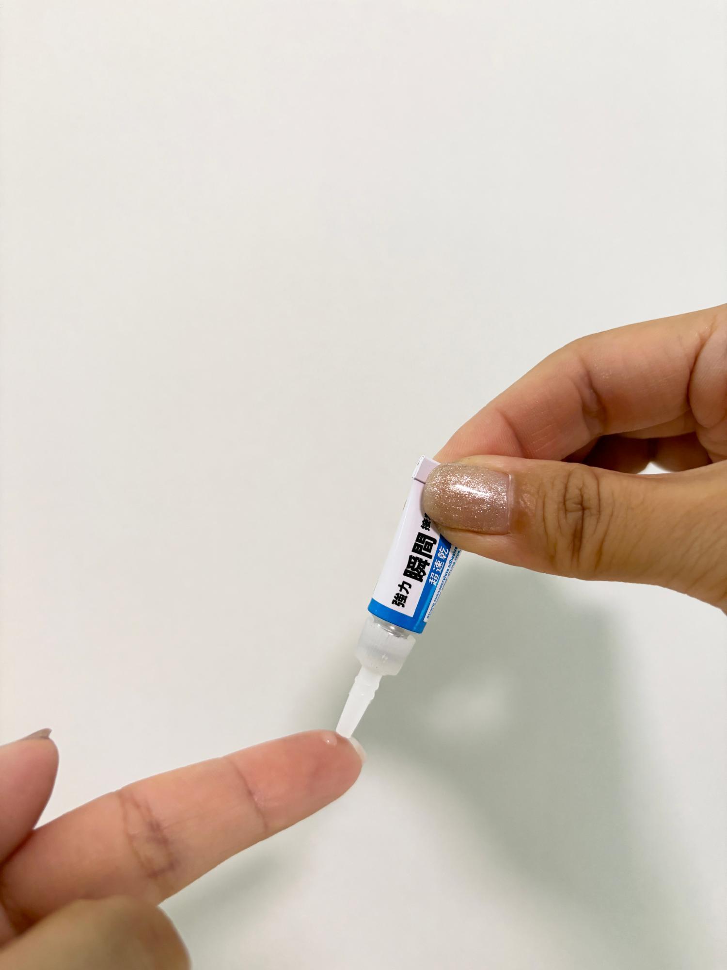 手に瞬間接着剤が付いて取れない？安全にすぐ落とす正しい応急処置