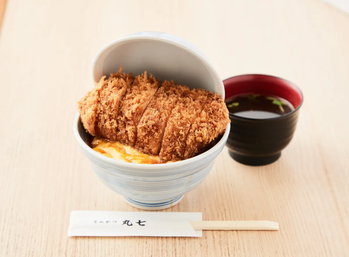 【独占】丸七の極厚焼きカツ丼！整理券の穴場時間と裏ワザ全公開