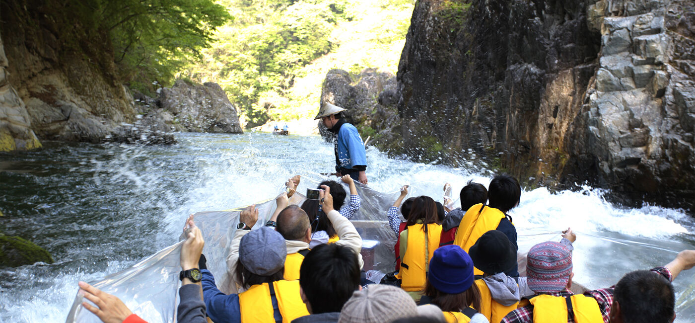 水しぶき上がる激流へ！鬼怒川ライン下りで体感する大自然の絶景