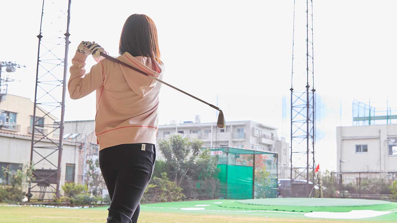 打ちっぱなしの服装にマナーはある？Ng例とユニクロ男女別正解コーデ
