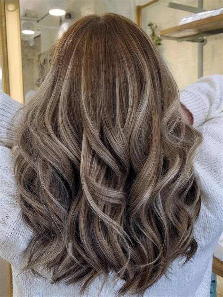 Lowlights on Brown Hair: the Smart Way to Add Depth Without Losing Shine